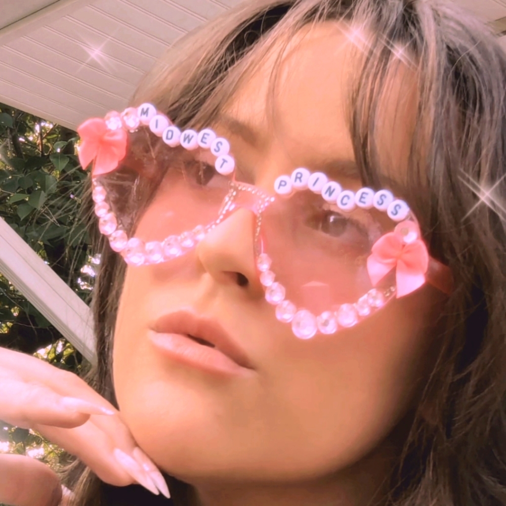Chappell Roan Inspired 'Midwest Princess' Heart Festival Sunnies 🩷🎀